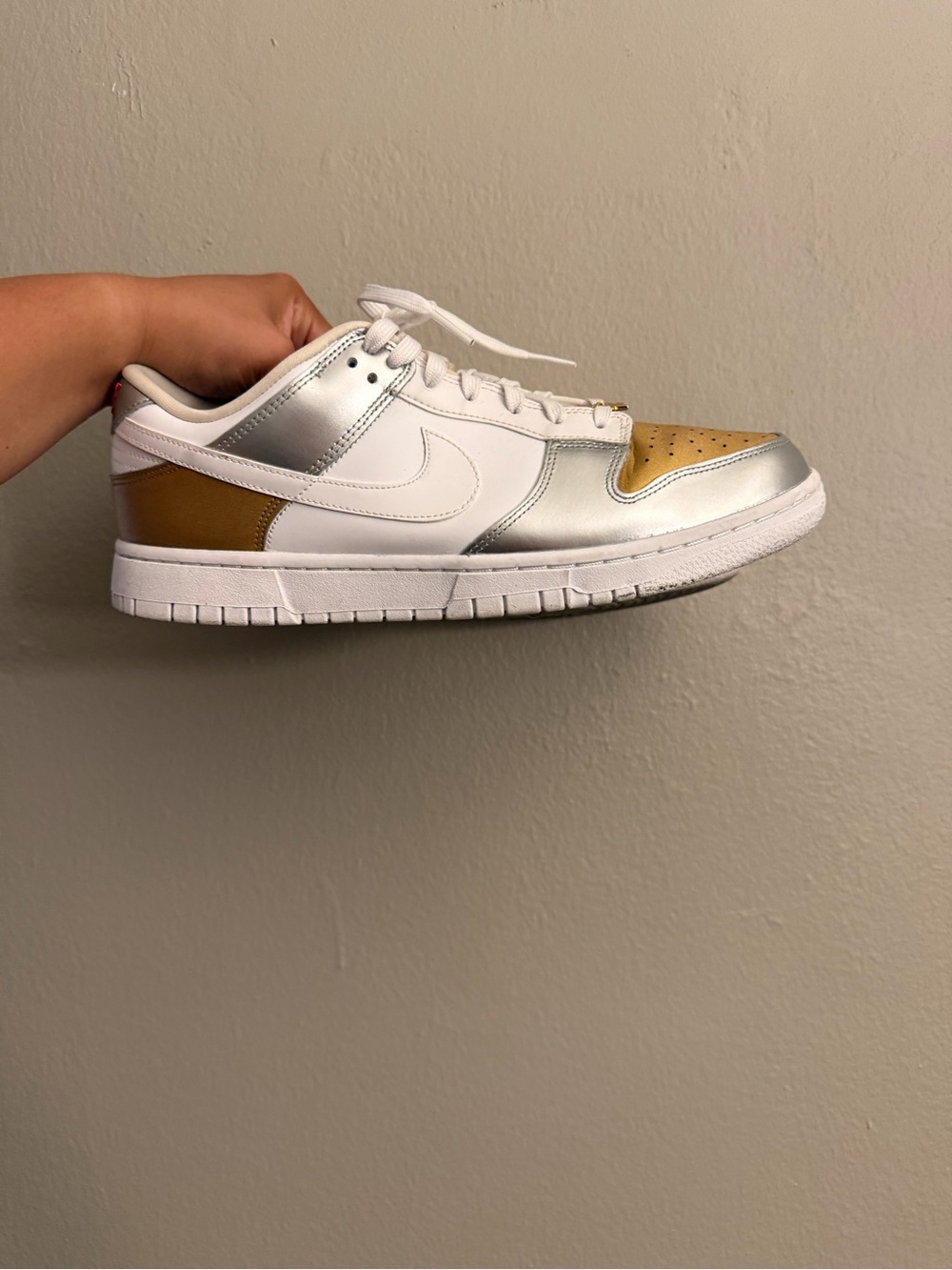 Nike Low-Top Sneaker in White, Silver & Gold-Tan 10.5M/12W